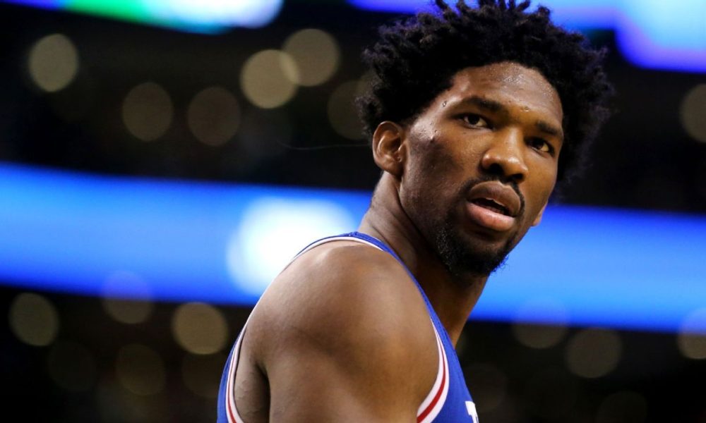 Sixers' Embiid exits game with shoulder sprain