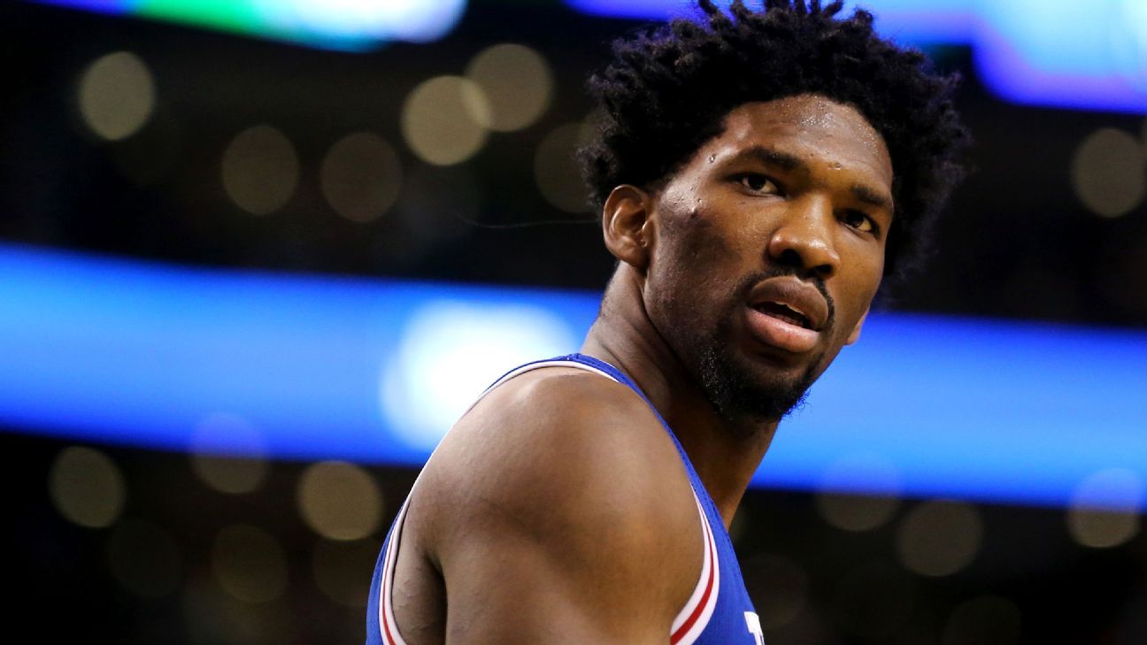 Sixers' Embiid exits game with shoulder sprain