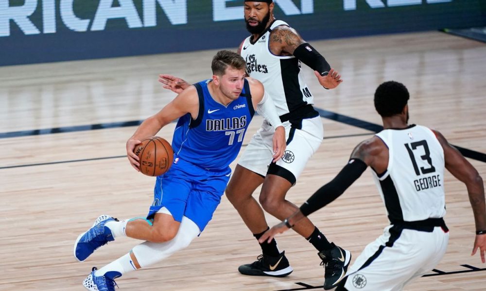 Doncic leaves Mavs' loss early with sprained ankle