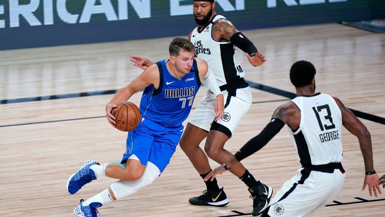 Doncic leaves Mavs' loss early with sprained ankle