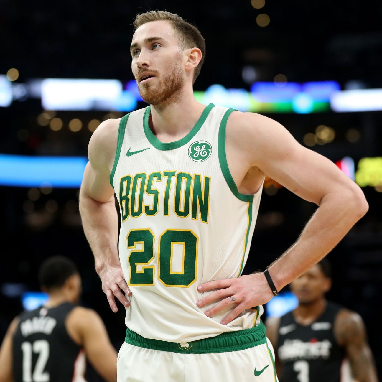 Sources: Celtics, Hayward push deadline to Thu. 