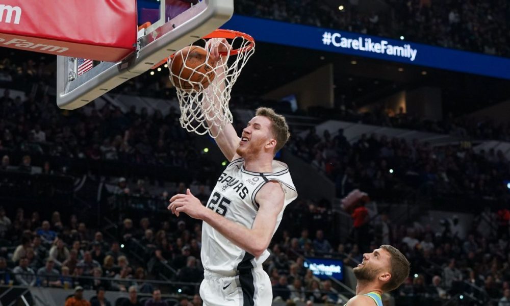 Spurs working to re-sign Poeltl to 3-year contract