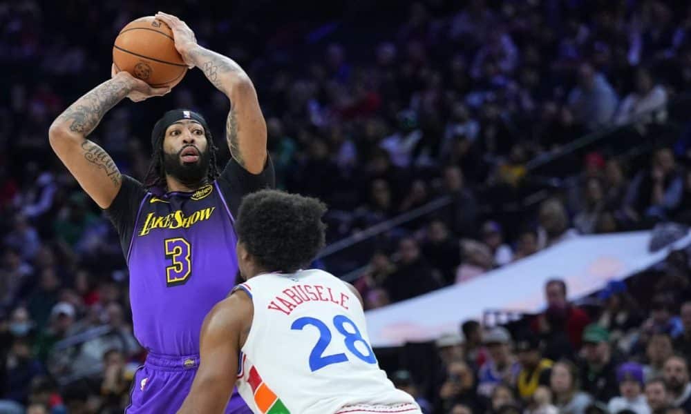 AD (ab strain) leaves Lakers' blowout loss early