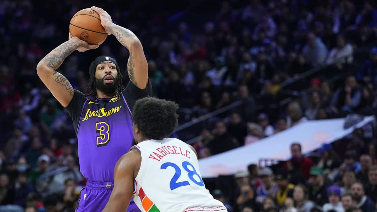 AD (ab strain) leaves Lakers' blowout loss early