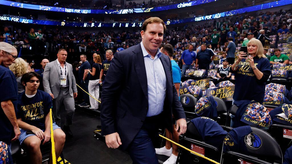 Mavs owner backs trade, says team isn't moving