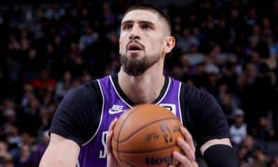 Free agent center Len agrees to deal with Lakers