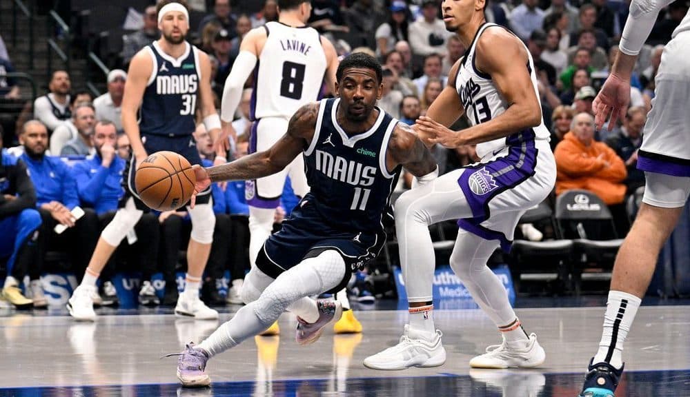 Mavs' Irving helped off after suffering knee sprain