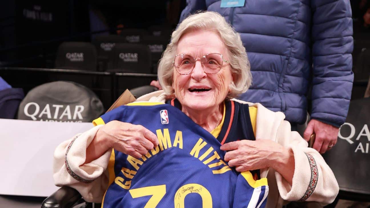 Stephen Curry finally meets 'superfan' Grandma Kitty, gives jersey before Warriors-Nets