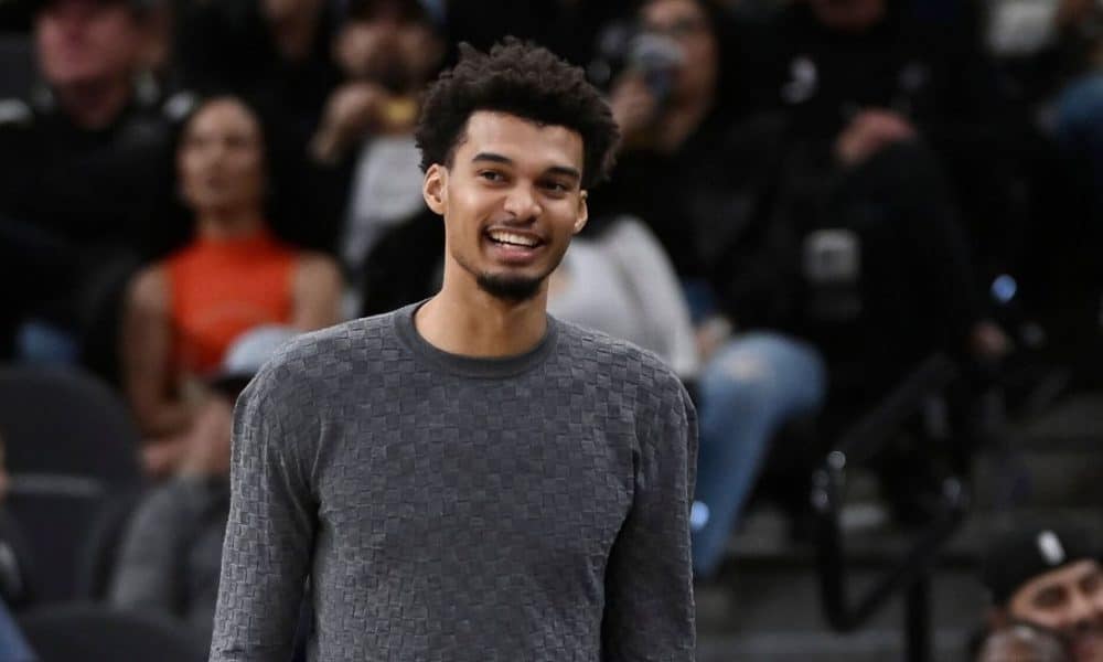 Wemby joins Spurs in Sacramento for Fox return