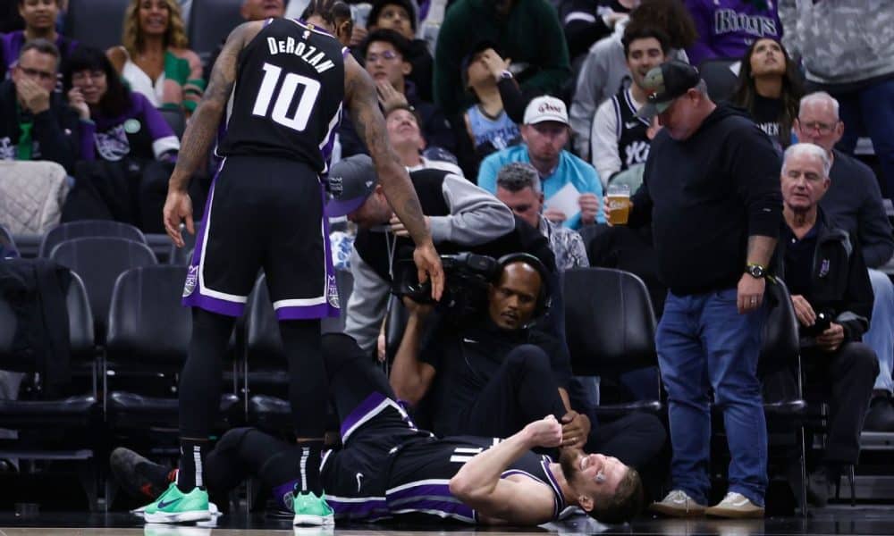 Kings' Sabonis cuts eye, returns, then rolls ankle