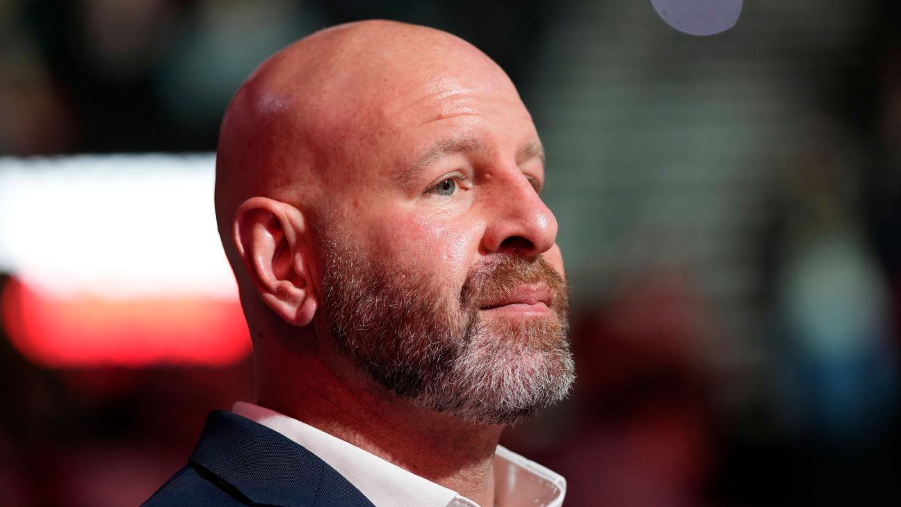 Sources: Blazers reach extension with GM Cronin