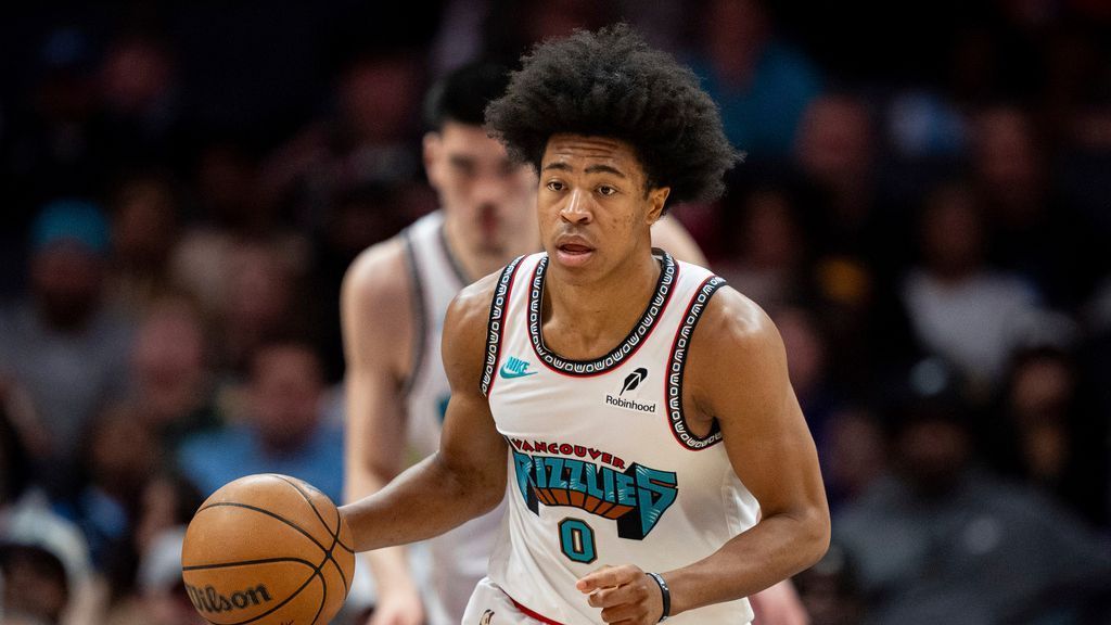 Grizz's Wells taken off on stretcher after hard fall