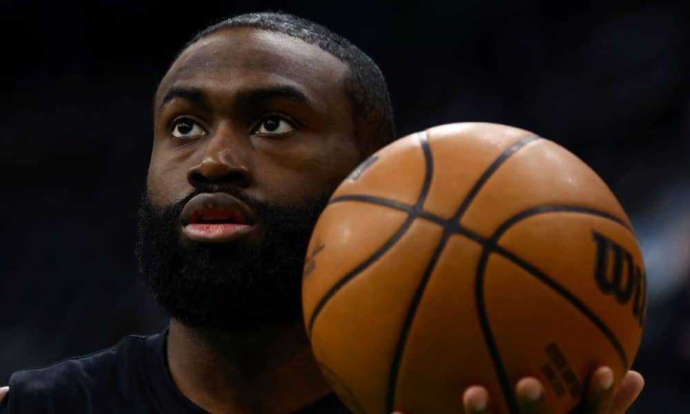 Sources: C's Brown got painkilling shot in knee