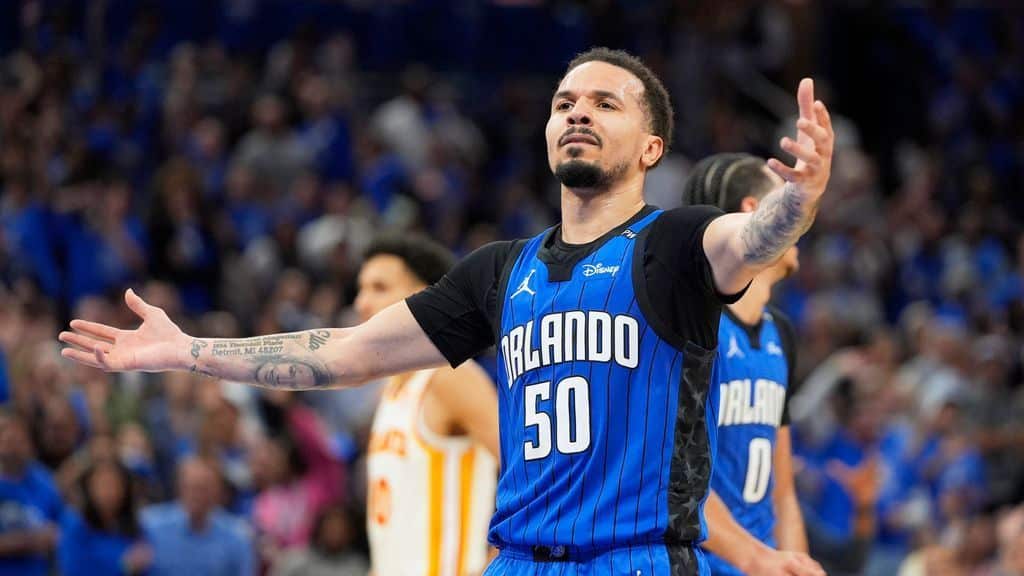 Anthony carries Magic past Hawks into playoffs