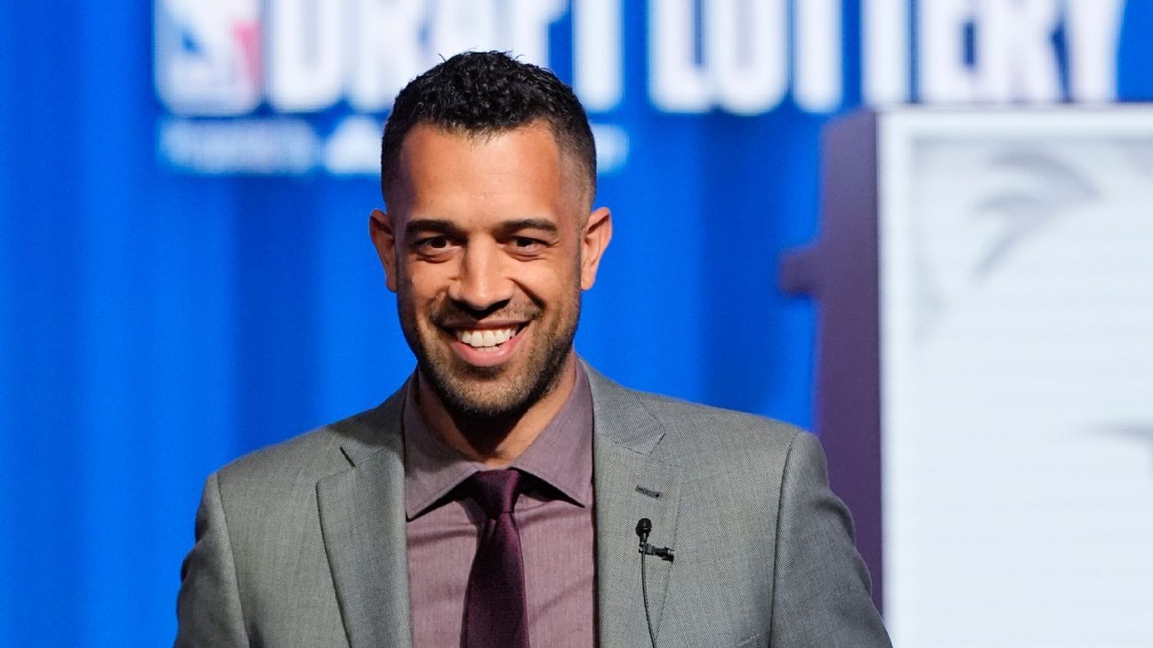 Hawks promote Saleh to GM after firing Fields