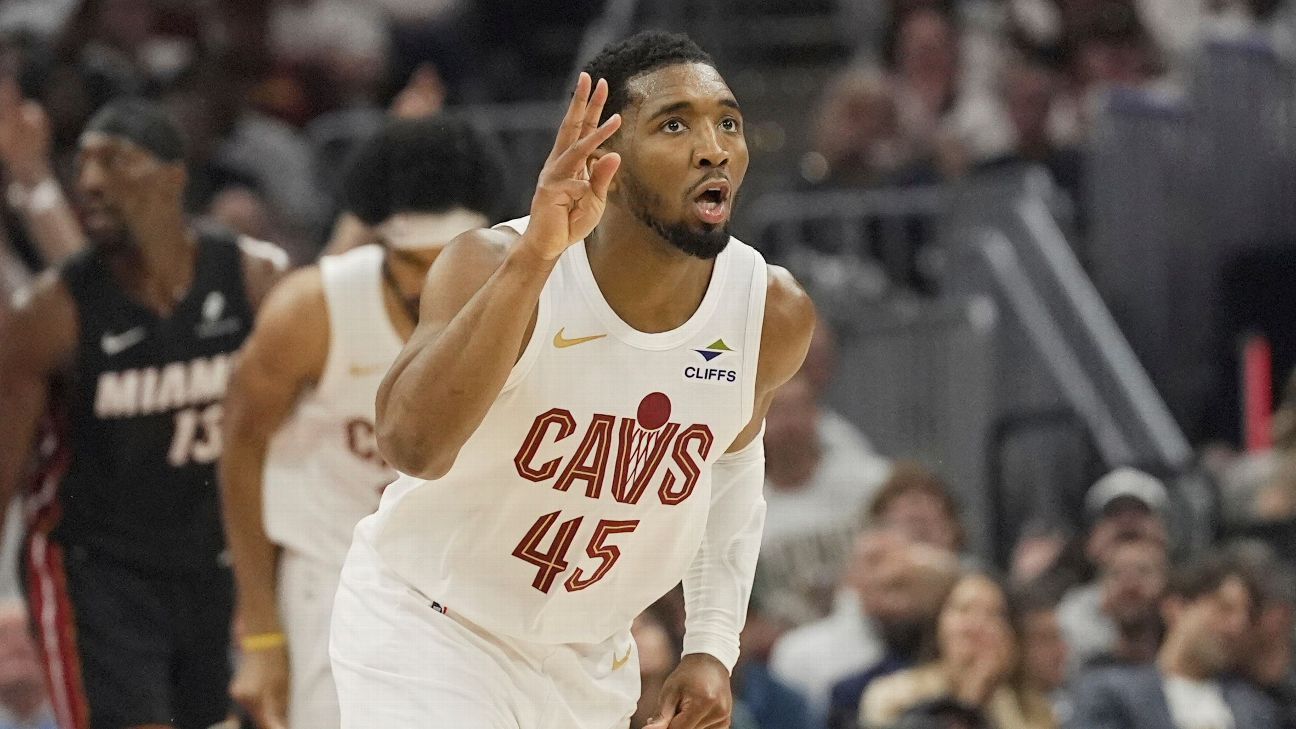 Mitchell seizes moment, carries Cavs to 2-0 lead