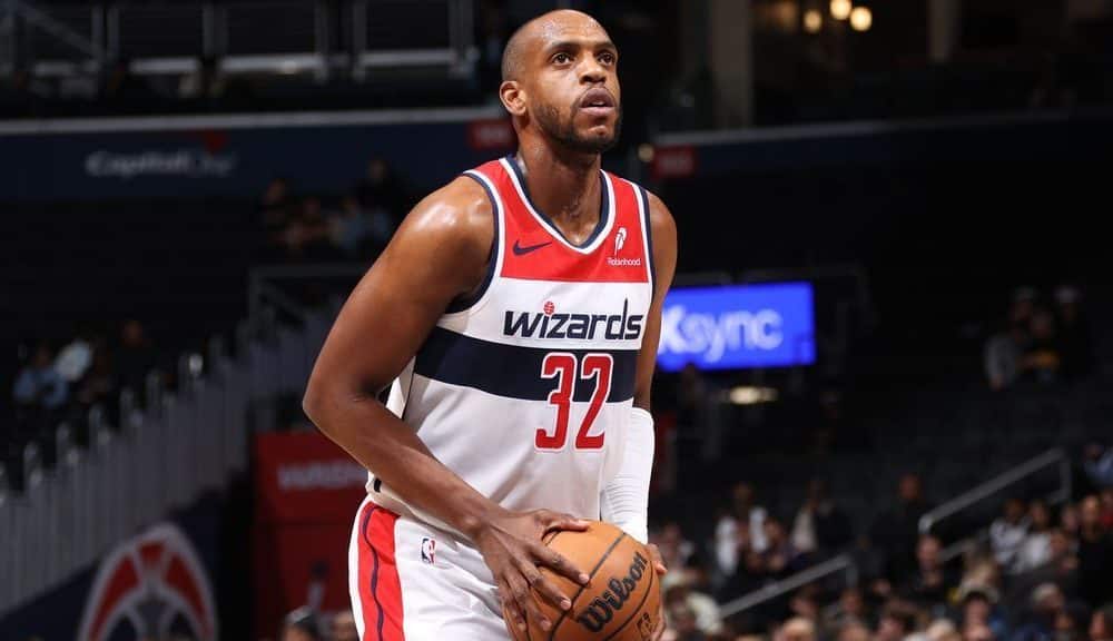 Sources: Wiz's Middleton picks up $33.3M option