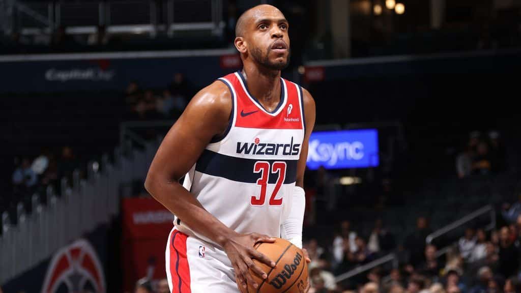 Sources: Wiz's Middleton picks up $33.3M option