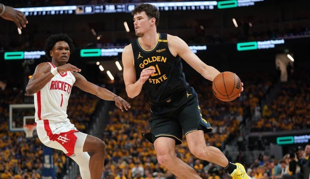 Warriors pick up options on Post, Santos