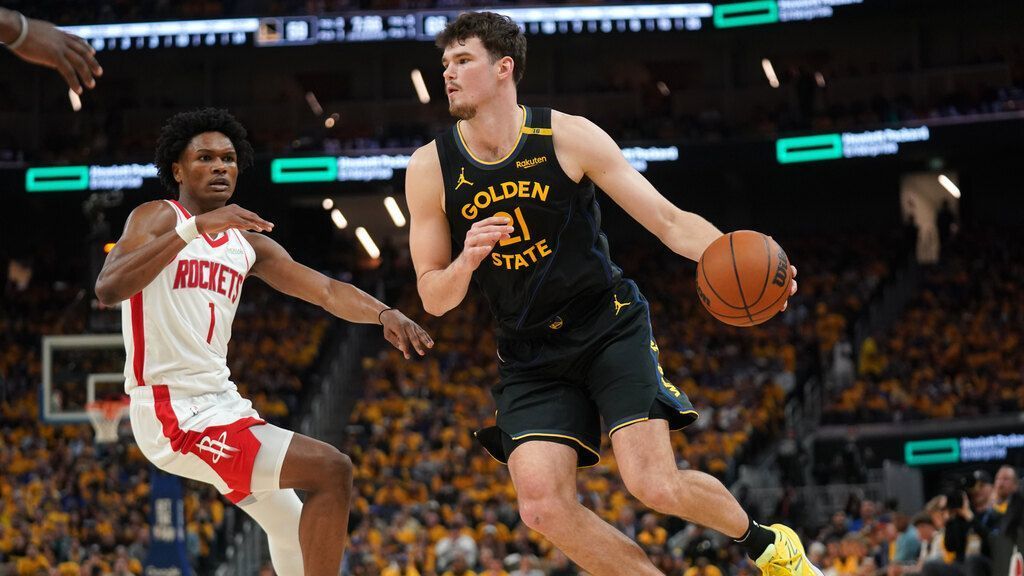 Warriors pick up options on Post, Santos