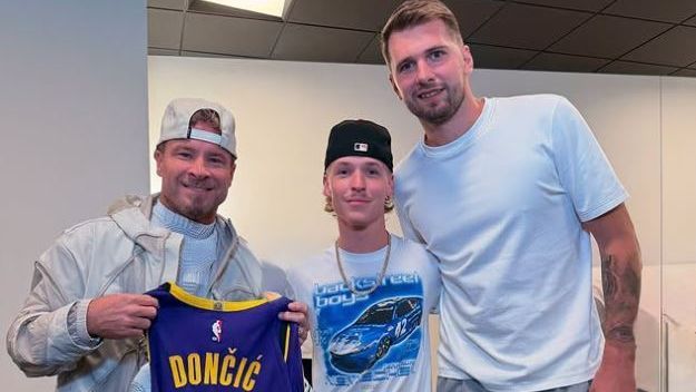 🎵 Luka celebrates contract with Backstreet Boys