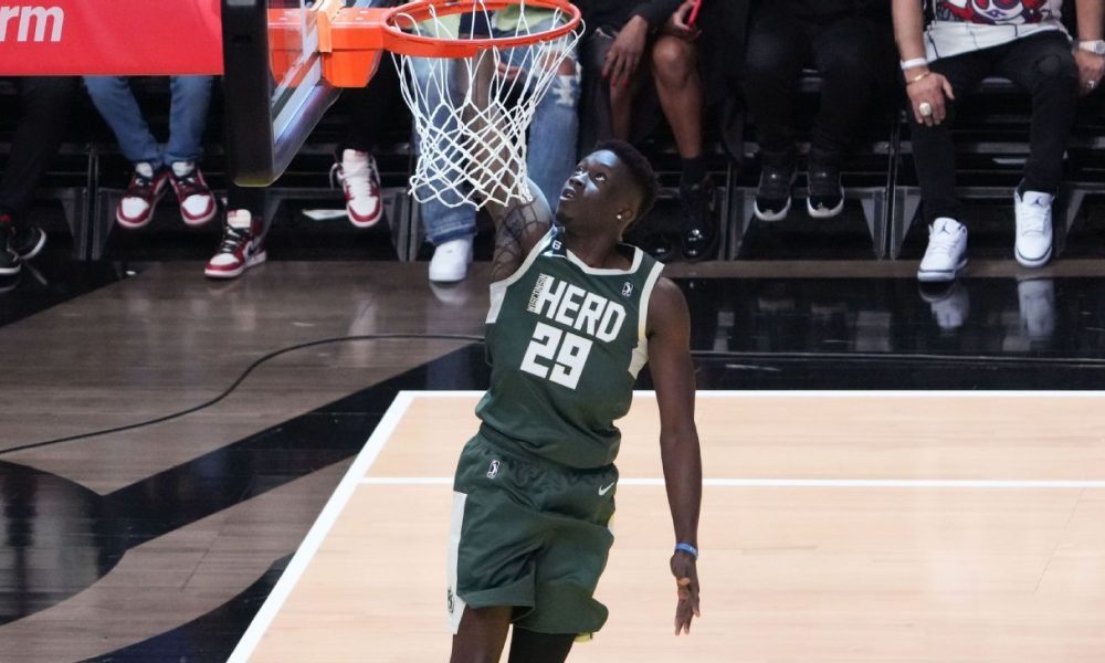 Bucks unite Antetokounmpos, sign younger bro