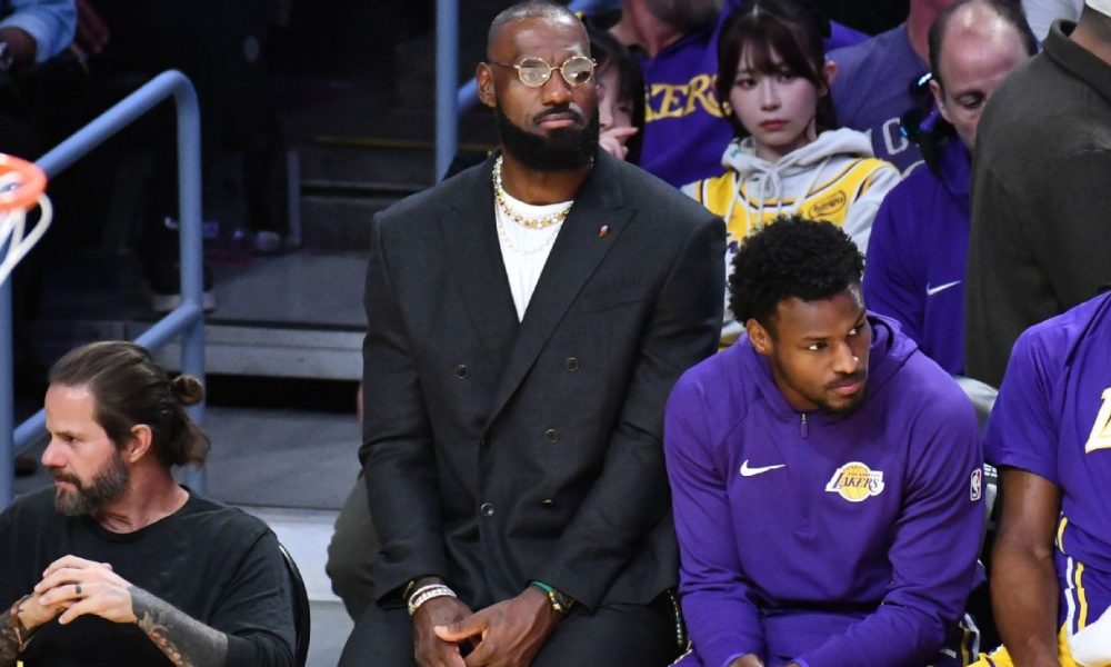 LeBron helps Lakers dissect opening-night loss