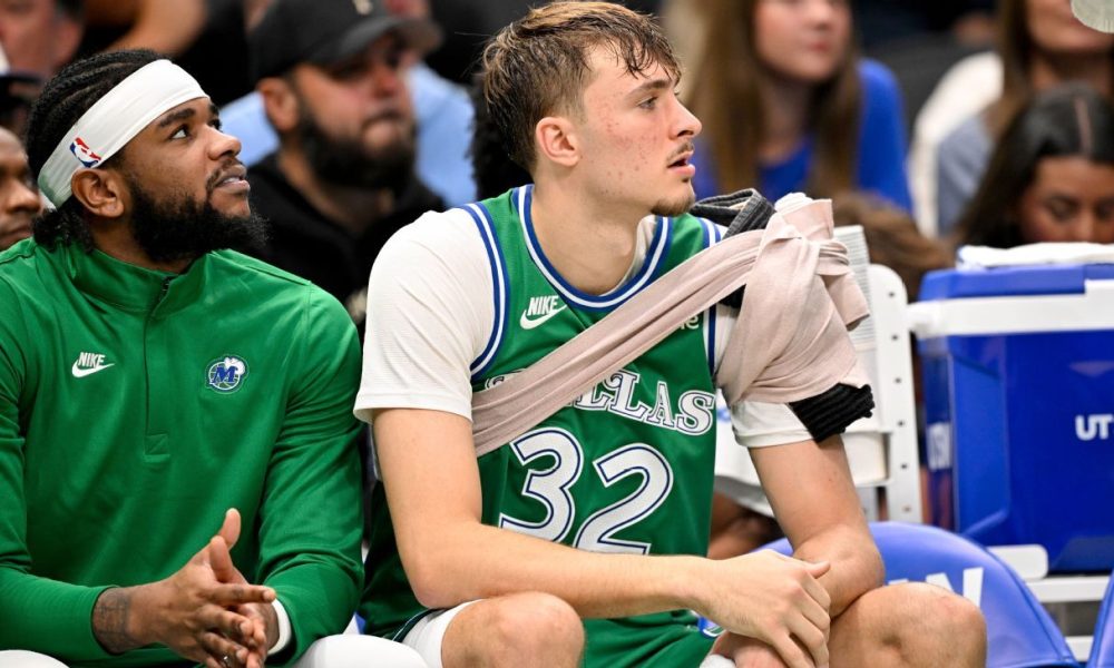 Flagg hurts shoulder, is benched in crunch time