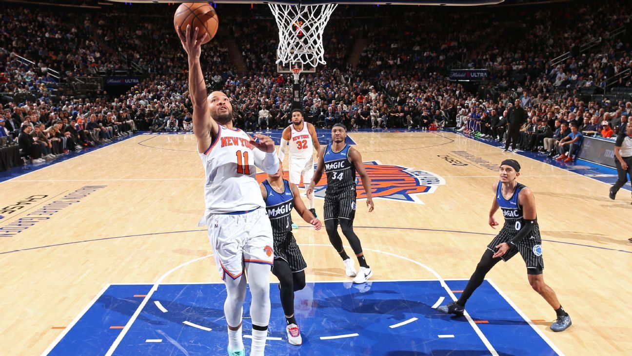 Brunson turns ankle, seen exiting MSG on crutches