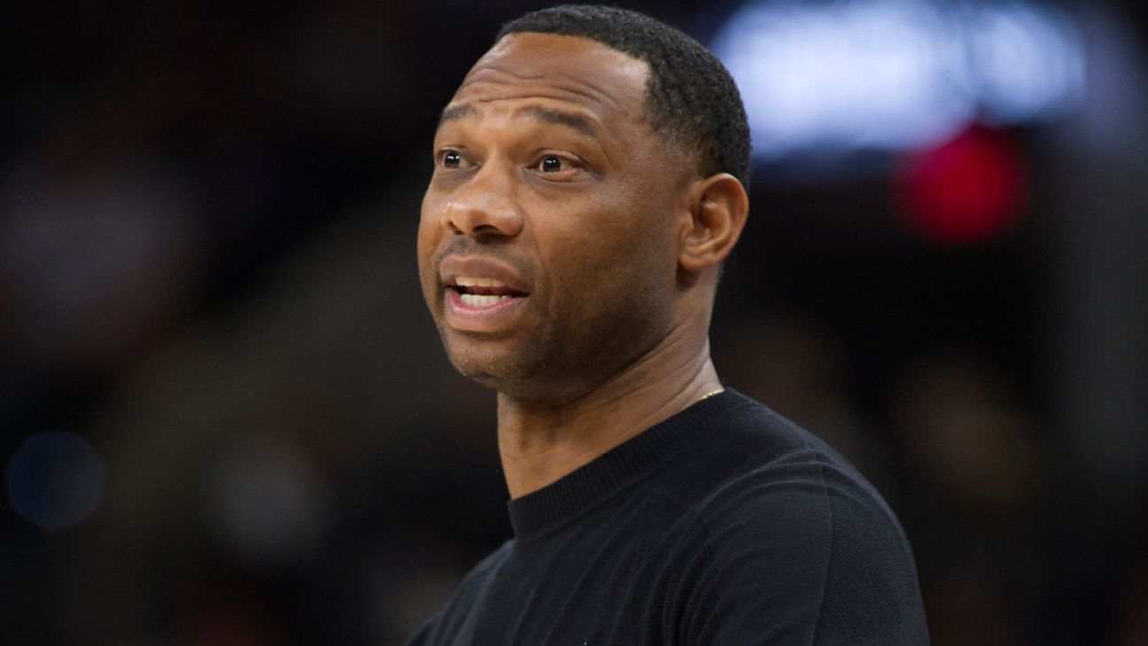 Pelicans, off to 2-10 start, fire Green as coach