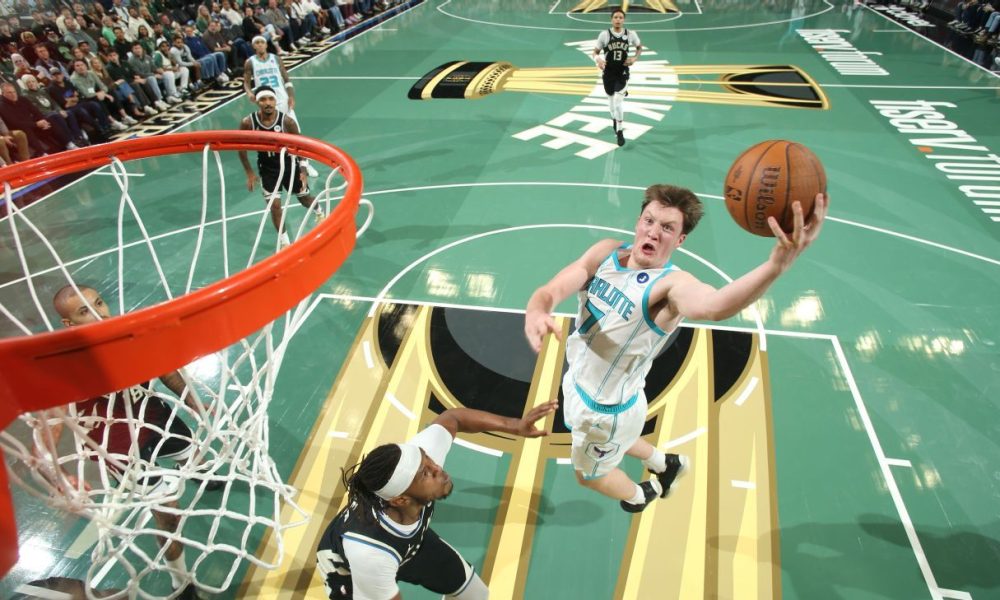 Party of 15: Rookie's family hosts Hornets dinner