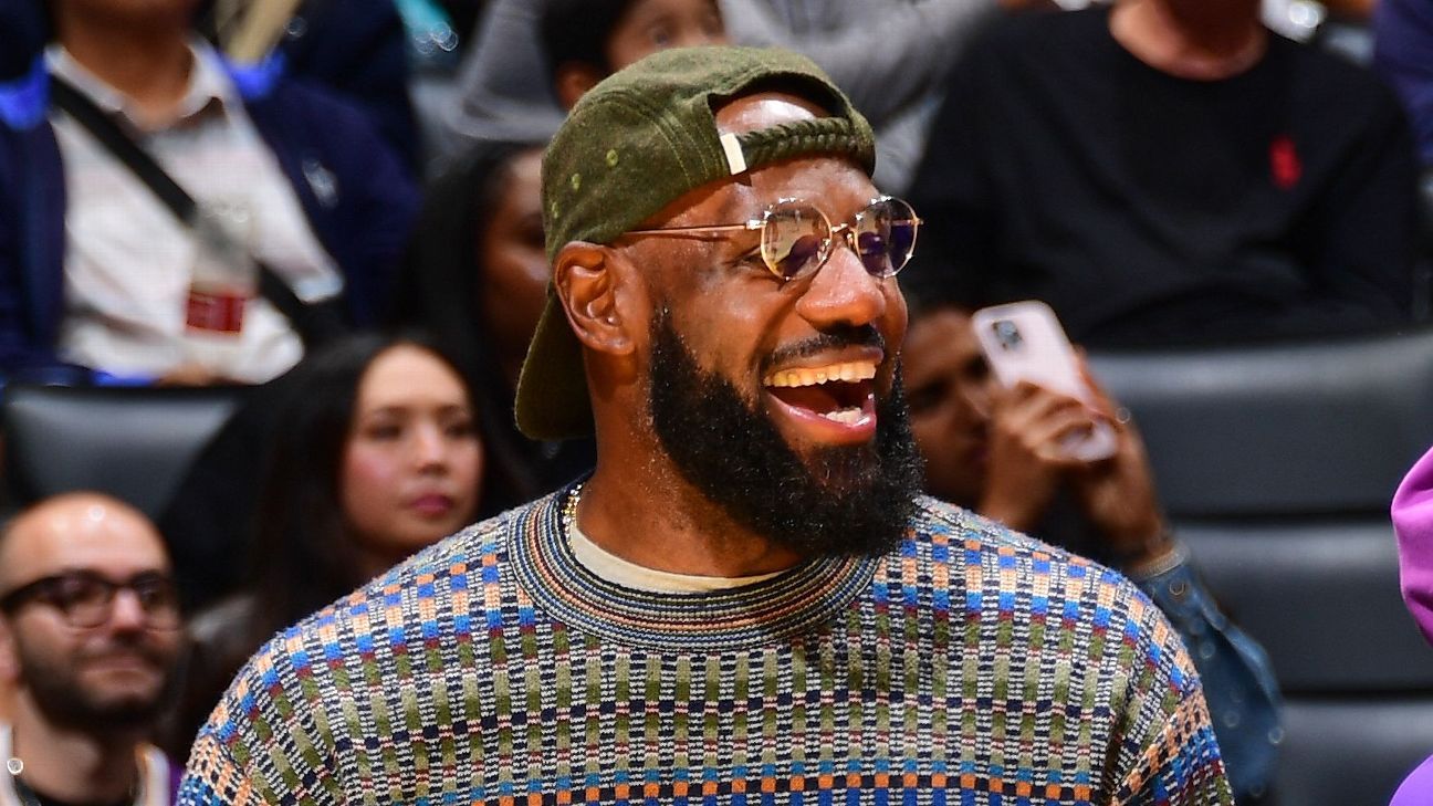 Return of the King? LeBron practices with Lakers