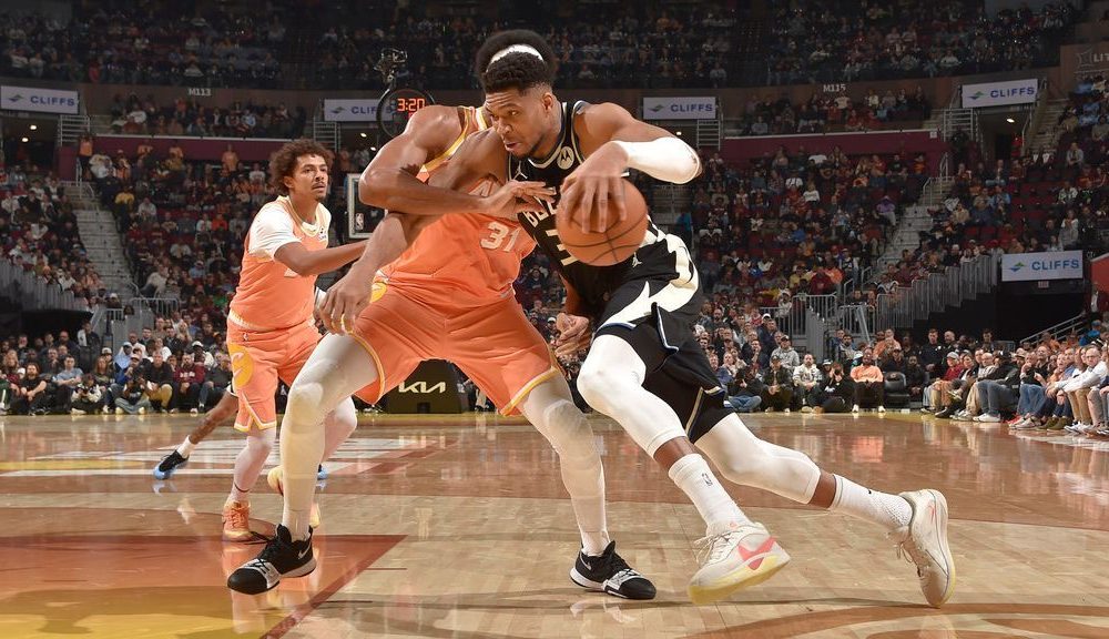 Giannis (groin) leaves Bucks' game vs. Cavs
