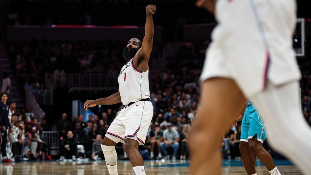 Harden hangs 55 on Hornets to set Clips record