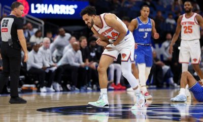 Knicks guard Shamet exits with shoulder injury