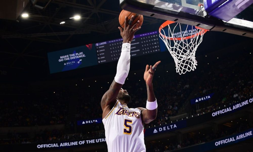 Ayton exits Lakers' win at Utah with knee contusion