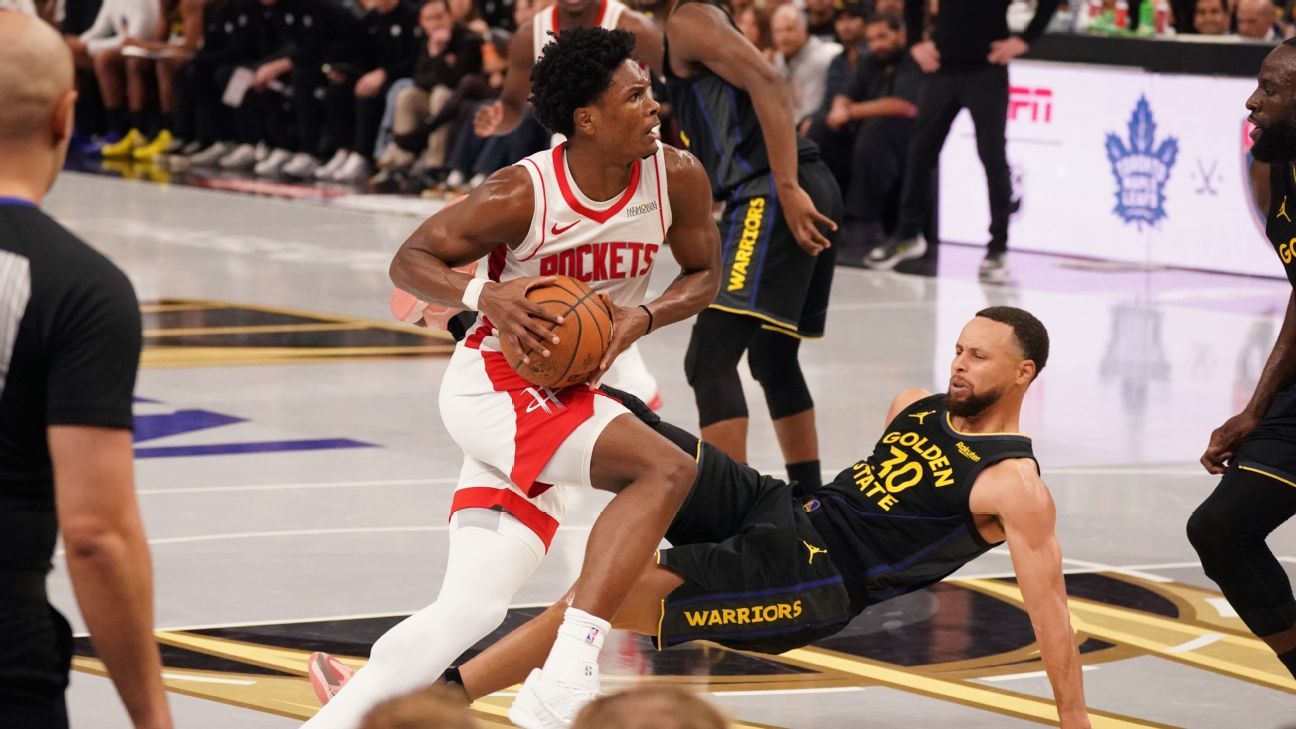 Curry limps off with bruised quad, will have MRI