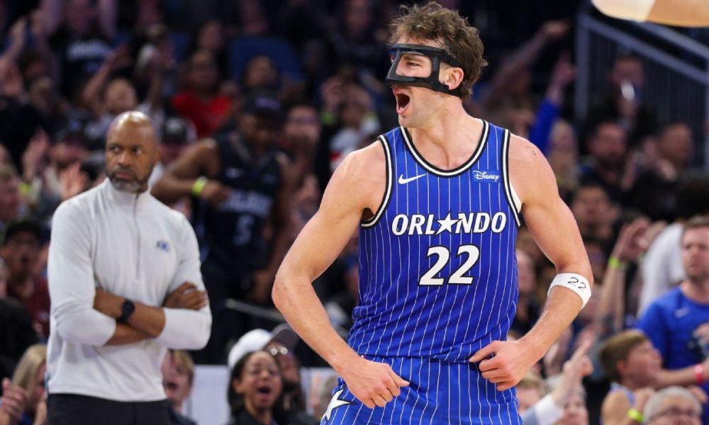 Magic leading scorer Wagner leaves with injury