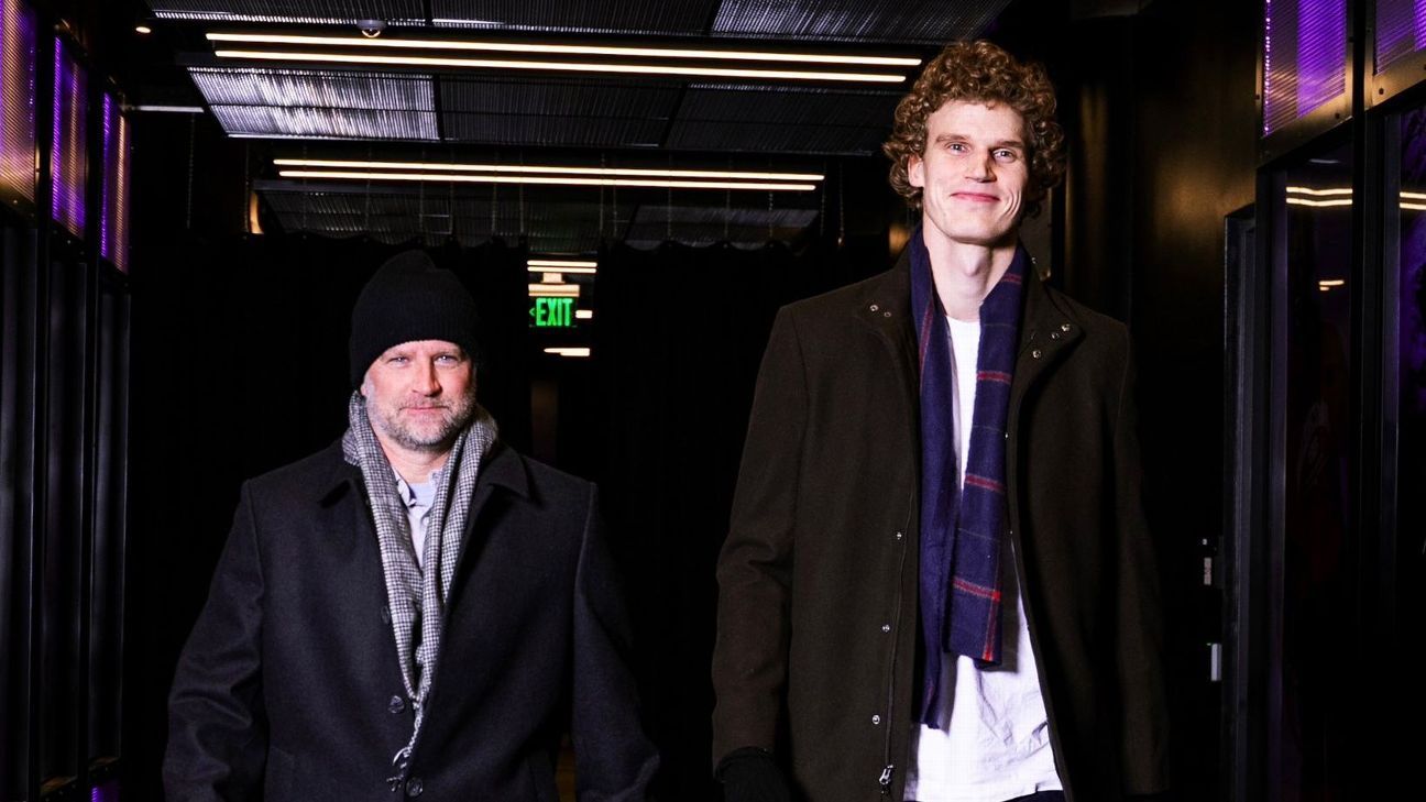 The Wet Bandits: Lauri Markkanen, Jazz VP dress as 'Home Alone' duo