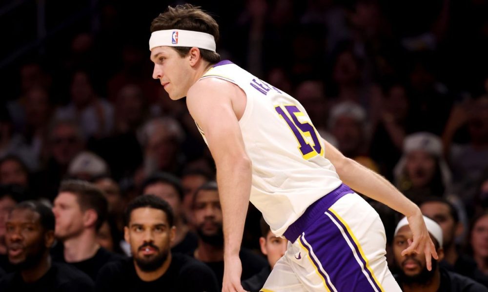 Lakers' Reaves (calf) leaves Christmas Day game