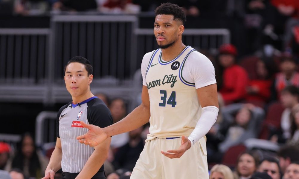 A windmill dunk and an 11th-place team: Giannis Antetokounmpo returns to the Bucks