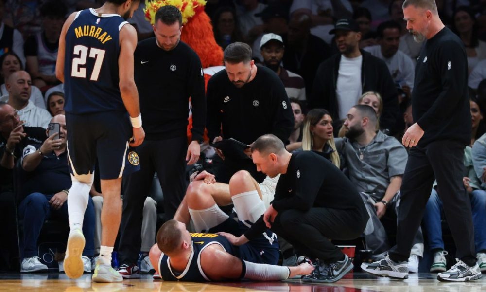Nuggets' Jokic limps off court after injuring knee