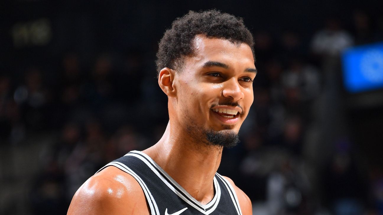 Wemby hyperextends knee, 'confident' he's OK