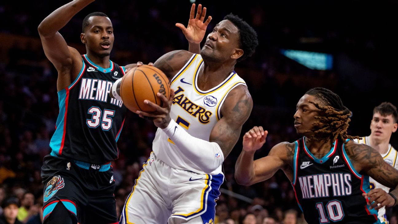 Ayton rebounds as Lakers feed big man early in win