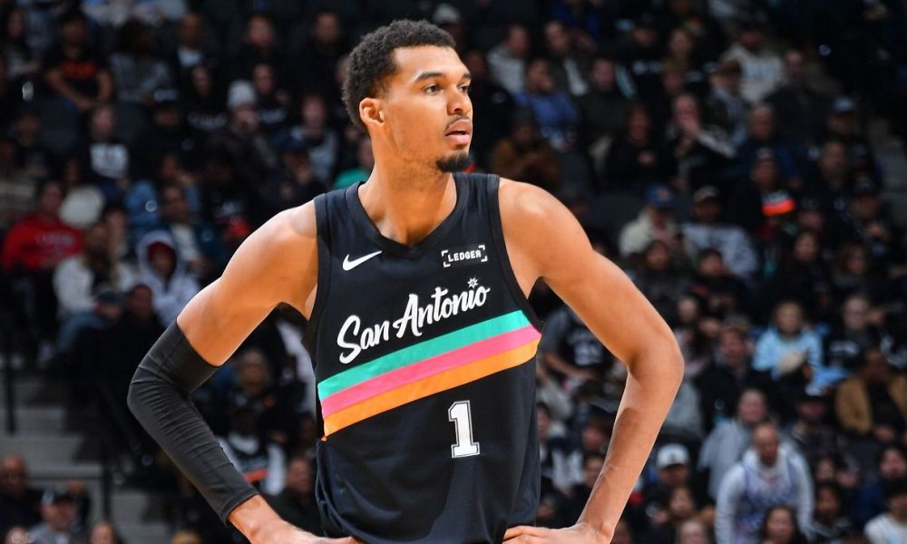 Wemby has 30 in return; sits out crunch time loss