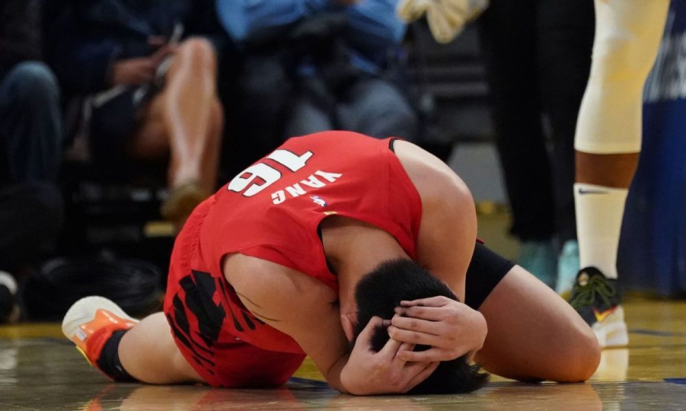 Blazers' Hansen exits, returns after knee to head