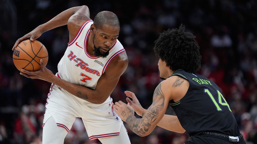 KD moves past idol Dirk for 6th on scoring list