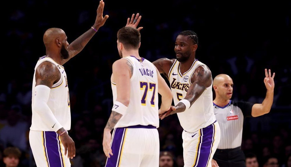 Ayton's perfect game helps L.A. right ship in win