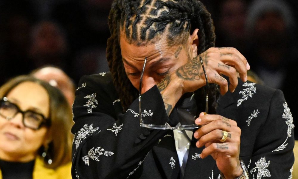 Emotional Rose sees Bulls' No. 1 jersey retired