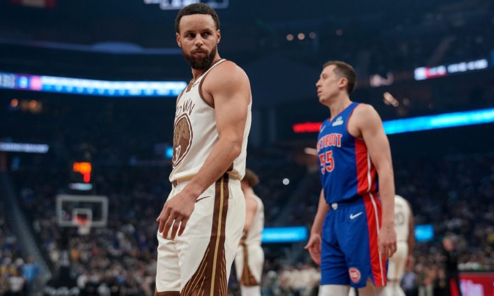 Warriors' Curry exits vs. Pistons with sore knee